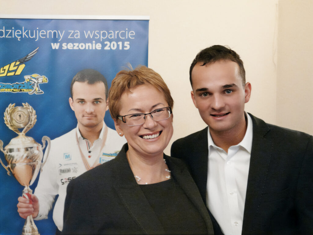 Maria Szot, właścicielka szkoły, z Bartoszem Zmarzlikiem, absolwentem szkoły i wielokrotnym mistrzem świata na żużlu