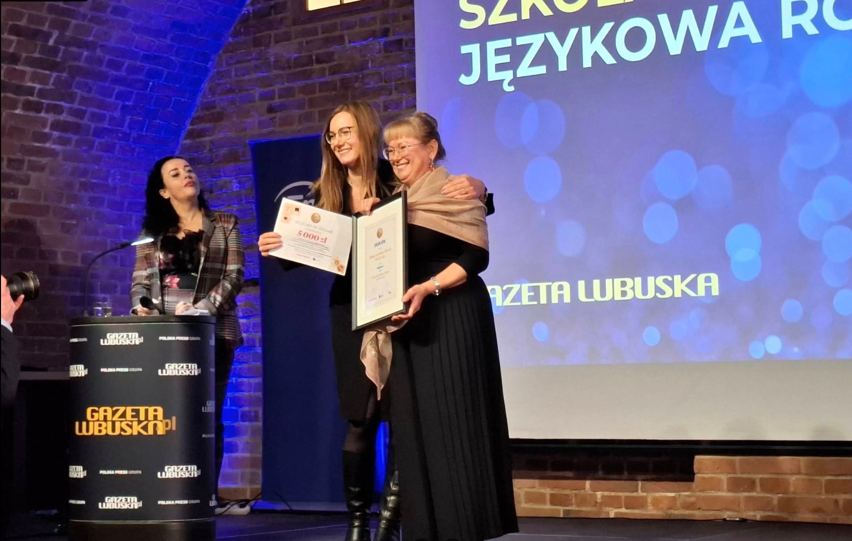 Wręczenie dyplomu Szkoła Językowa Roku – Plebiscyt Edukacyjny Gazety Lubuskiej